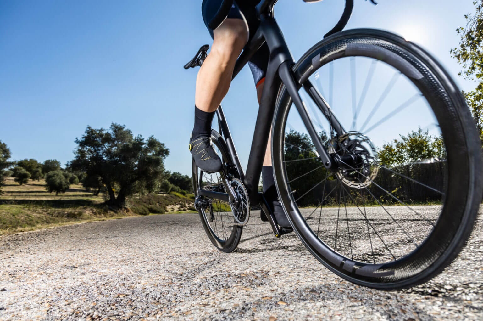 what is the difference between road bike and gravel bike