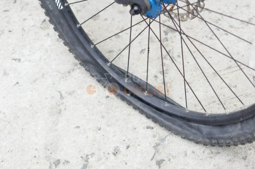 A bicycle tire with a blue tire on it.
